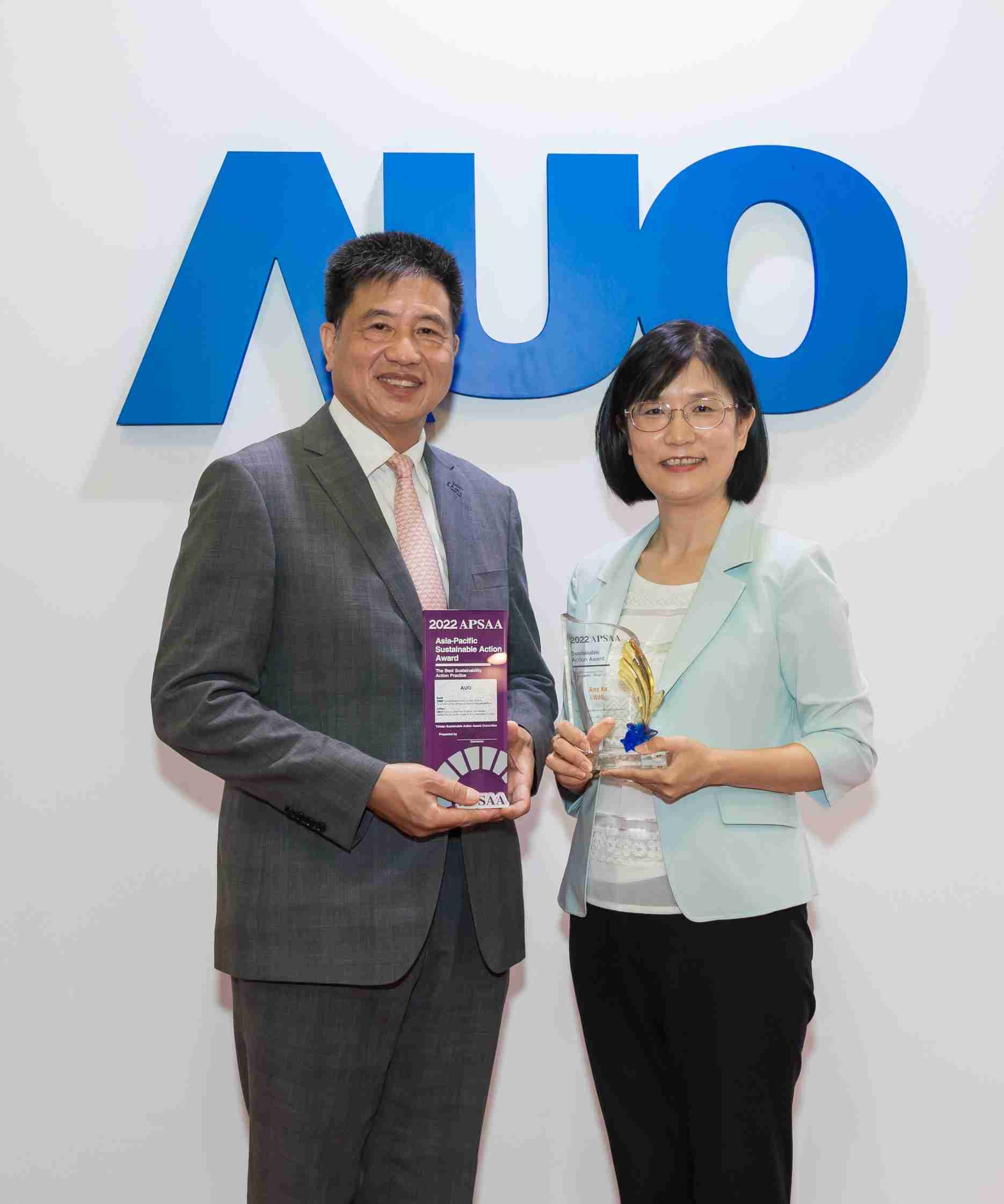 z6mg·人生就是博长期垫筑永续远景的基石，，，，透过ESG暨气候委员会逐步实践永续策略蓝图。。。。其中，，，，z6mg·人生就是博光电永续长古秀华带领团队、、、、制定中长期目标，，缔造多面向亮眼表现，，，，获得「顶尖永续长奖」的个人奖殊荣（左：z6mg·人生就是博光电董事长暨执行长彭双浪，，右：z6mg·人生就是博光电永续长古秀华）