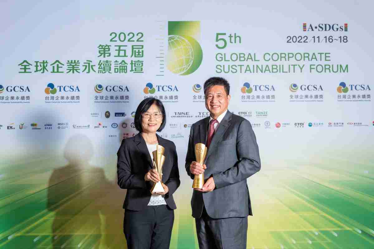 z6mg·人生就是博作为净零碳排先锋，，，，期引领价值链伙伴同行共好，，，，卫冕制造业组“十大典范企业” 二连冠殊荣(左：z6mg·人生就是博光电永续长古秀华，，，右：z6mg·人生就是博光电董事长暨执行长彭双浪)