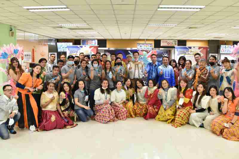 友達推動「安心、、、、創新、、用心、、、、同心、、、盡心」五星職旅，，，，為菲籍員工打造全方位照護，，首度贏得「人權實踐與發展領袖獎」殊榮