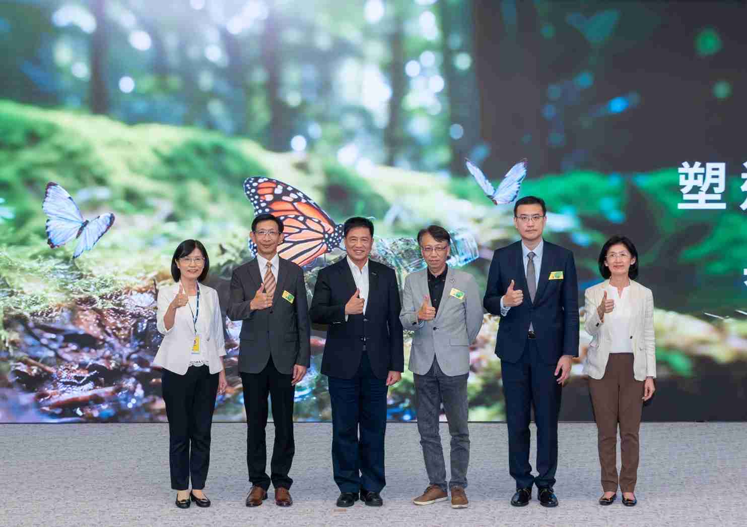 友達2023 CSR共榮大會，，，邀請領域專家分享交流生物多樣性管理趨勢、、無塑產品、、、、海廢永續塑料等議題  （圖左到右：友達光電永續長古秀華、、、3M台灣技術長陳君杰、、、友達光電董事長暨集團策略長彭双浪、、光寶科技企業永續發展處處長陳慶暉、、、安永聯合會計師事務所執業會計師曾于哲、、、友達光電供應鏈總部副總經理吳宜芳）