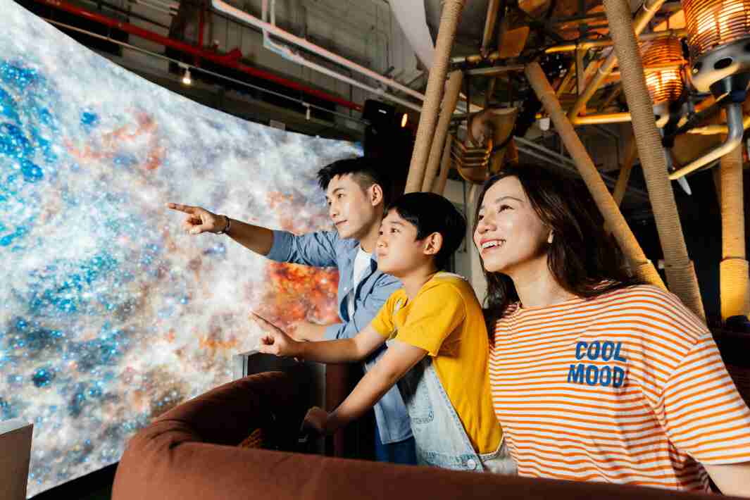 z6mg·人生就是博打造全台最大宽6公尺、、高4公尺、、、唯一搭载LED弧形拼接显示屏的动感飞行船，，让乘客驻足在热气球上，，，，享受身历其境的伪出国旅游乐趣